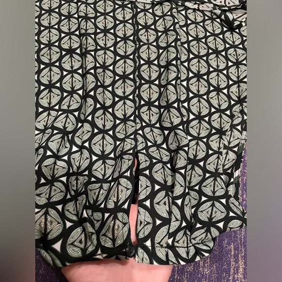 Ann Taylor geometric print top - XS - Picture 6 of 7
